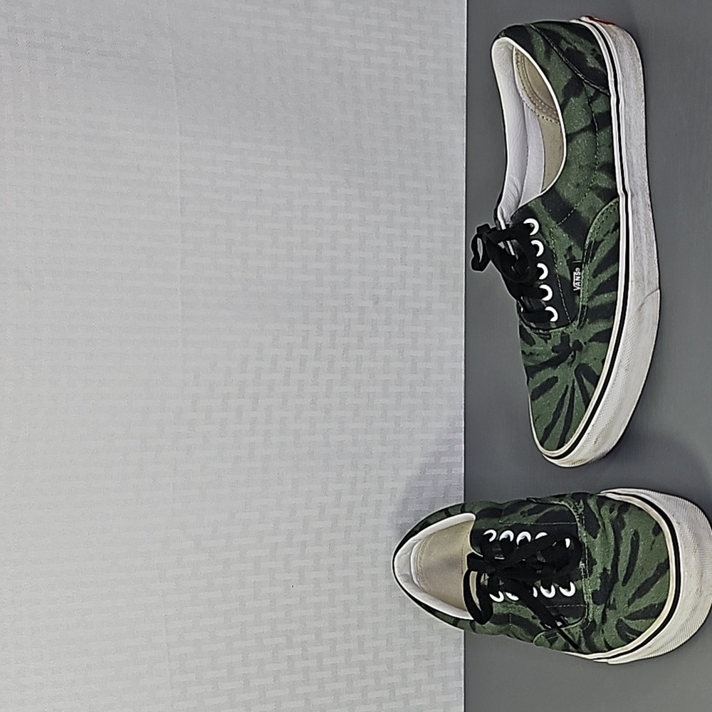 Vans green and black tye dye lace up sneakers size 11 excellent condition